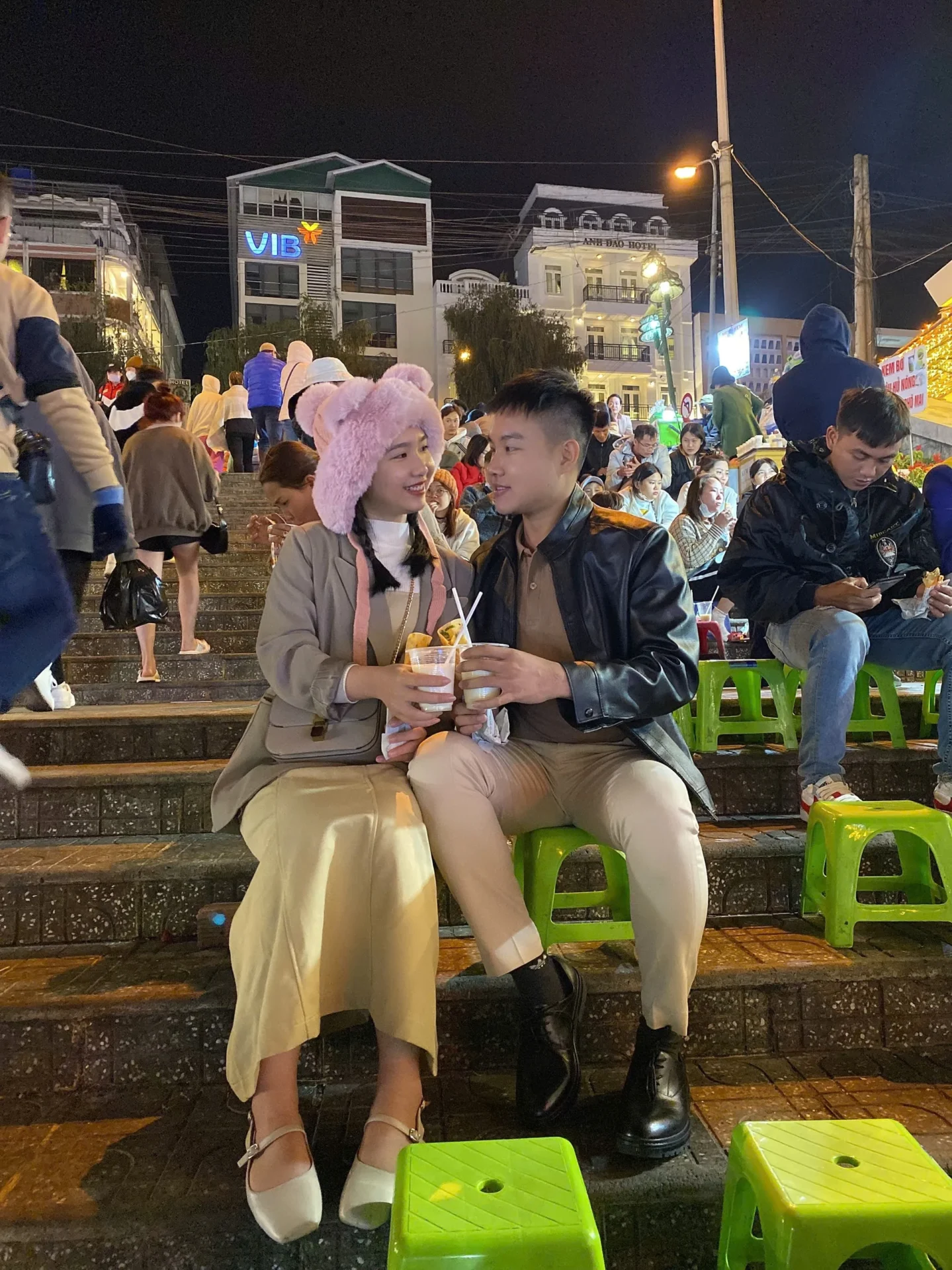 Anh thừa nhận cô là một trong những học viên khó tính nhất vì vừa là bạn gái, vừa là người học tập.